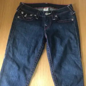 Gamla true religion jeans från tidigt 2000 med lågmidjad och straightfit. Sparsamt använda jeansen är i mycket bra skick. Storlek 26 och passar någon som är 155-160