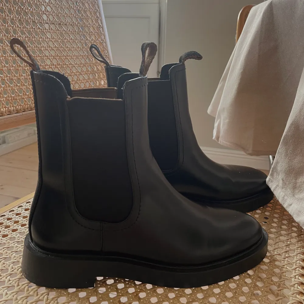 Snygga höga boots som är så inne till hösten, var lite små på mig. Använda knappt 1 gång. Skor.