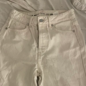 Carlings Jeans - Superfina off-white jeans köpta på carlings. Kom privat för fler bilder/mer info. Endast använda ett fåtal gånger, säljer då dom blivit för stor på mig. Frakt 39kr 🤍