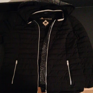 Moose knuckles höstjacka  - Säljer min moose knuckles höstjacka. Knappt använd, köpt för 2 år sedan för 7000 kr. Storlek L, äkta. Kan tänkas gå ner lite i pris vid snabb affär. 