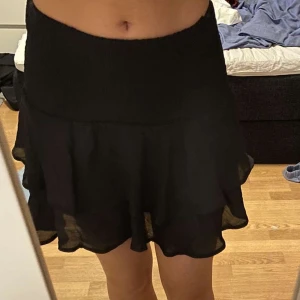 Svart volang kjol - Säljer denna svarta volang kjol från shein i storlek Xs köparen står för frakten 💞