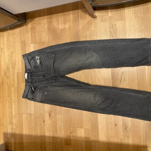 Gråa jeans  - Ett par fina ljus gråa jeans som sitter perfekt köpt från asos