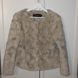 Pälsjacka - Mjuk pälsjacka från vero moda. Väldigt fint skick. I storlek XS🤎