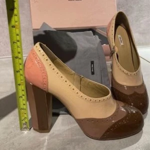 MIU MIU 39 1/2 - Miu Miu strlk 39 1/2 modell ”Naplak patch” himla fina skinnskor, aldrig använda utomhus, perfekt skick, inkl dust bag, mm.  Hämtas i Ektorp/Nacka alt postas