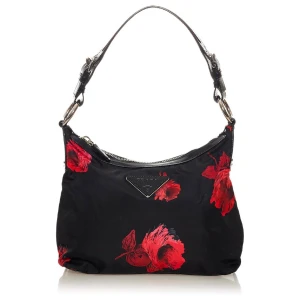 Prada väska - Prada väska köpt i Italien.  Mått W:30 cm H:18 cm D: 11 cm  