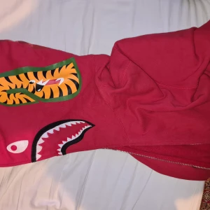 A Bathing Ape Bape Hoodie - Röd bape hoodie Storlek :XL Cond:10/10 Finns bevis på att den är äkta  5000kr Pris kan diskuteras
