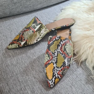 Ormskinnsmöbstrade slides  - Ormskinnsmönstrade färgglada slides i st 42. Aldrig använda, från asos.