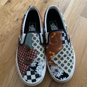 Vans slip on multi  - Vans slip on med olika typer av mönster, knappt använda då de är för små för mig tråkigt nog. 