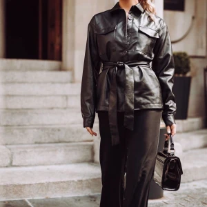 Na-kd belted jacket, Chole B storlek 38 - Sparsamt använd, inga anmärkningar! Superfin höstjacka som kan användas både till fest och till vardags 😍