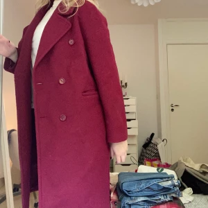 Kappa  - Röd/rosa kappa i fint skick. Verkligen en färgklick i vardagen och livar upp en vardaglig outfit. Perfekt inför höst och vinter! 