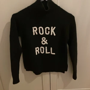 Zaria volitaire tröja - Hej! Jag säljer dennna jätte fina Zadig tröjan på grund av att den blivit för liten. Den ör i jätte fint skick och knappt andvänd! Storlek 10 år.💓nypris 2000kr säljer för 250 +frakt 59 kr 