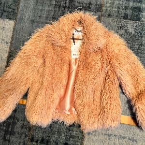 Teddyjacka NAKD  - Snygg jacka i nyskick med etiketter på. 