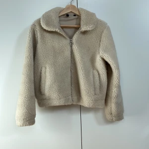 Teddy jacka  - Teddy jacka i OK men använt skick. Strl: 152.