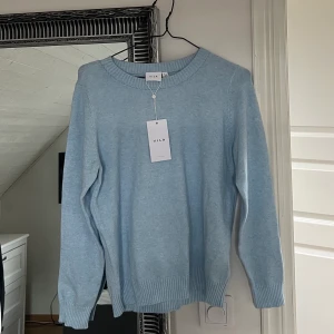 Stickad sweatshirt  - Stickad sweatshirt från vila. Oanvänd (lapp kvar). Storlek M