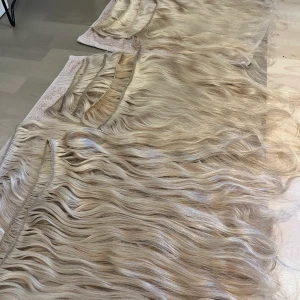 Äkta löshår 40 cm  - 100% äkta löshår Köpt 50 cm men har trimmat håret själv så nu är det lite kortare, ca 40 cm. Hög kvalité   Det blondaste på bilderna är från ”My Extensions” nyans 15. Nypris 3.500 kr Det andra är köpt på salong i Sthlm 💗Skriv för mer info 💗 