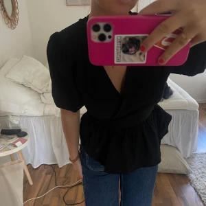 topp - svart omlott-topp med puffärm 🖤