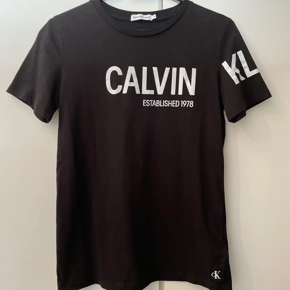 Snygg Calvin Klein t-shirt i fint skick. Inte alls mycket använd. Junior/ungdoms storlek. Äkta märke & köpt på Jeansbolaget. Storlek 16, så skulle säga XS.  Tips! Säljer en vit & en svart 🤍🖤Så vid köp av båda kan jag samfrakta, skriv till mig innan köp då. T-shirts.