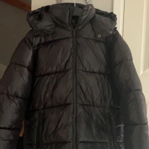 Jacka - Säljer nu denna superfina jacka, som liknar den trendiga bikbok jackan från boohoo! Säljer pga att den tyvärr är förstor! 😫vid många intresserade gör jag en budgivning! Skriv för fler frågor eller bilder ☺️ super fint skick, köp direkt för 850 kr!! 💕