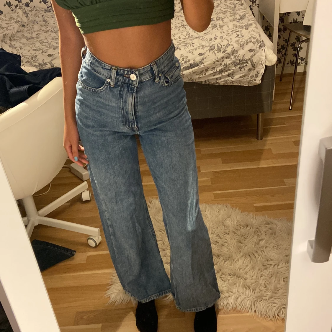 Högmidjade och utsvängda jeans från H&M