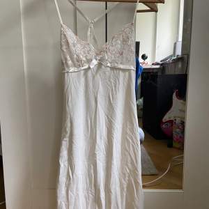 Jag säljer min fina vita klänning! Tyvärr är den för stor för mig så jag har bestämt mig för att sälja den❤️