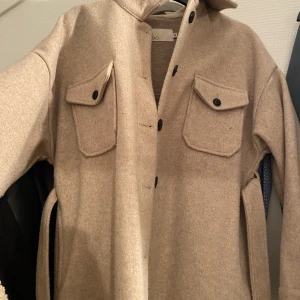 Jacka från Nelly - Nu säljer jag min fina jacka från Nelly. Den är i storlek 32 men även jag som vanligtvis har M passar den bra. Pris kan diskuteras 