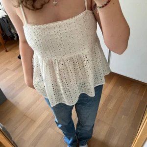 Bik Bok topp - Säljer dena topp från Bik Bok i storlek L, använd 2 gånger. Köparen står för frakt. Hör av dig om du är intresserad💕