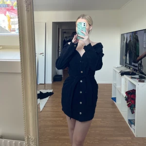 Manchester klänning stl 36/38 - Säljer en manchester klänning från boohoo i stl 36/38, den är superfin och bekväm men kommer inte till användning tyvärr. Jag är 162cm för referens💗 Kunden står för frakt 