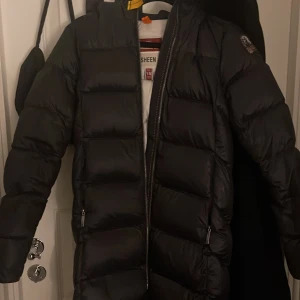 Parajumper vinterjacka leah sheen  - Vinterjacka från parajumpers. Köpt på kidsbrandstore för 5199 kr förra vintern. 