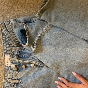 zara midwaist jeans - säljer mina ljusblå zara midwaist jeans som inte säljs längre, bra skick💕