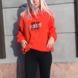Orangea hoodie med tryck - Säljer den här hoodien i snygg orange färg med svart tryck från Urban Outfitters i strl S. Använt skick. Kan mötas upp i Stockholm eller posta📬