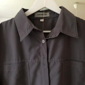 Twenty one Skjorta - Kortärmad twenty one skjorta. Den är ljusgrå (färgen syns bäst bild 1). Skriv vid frågor eller för fler bilder!!