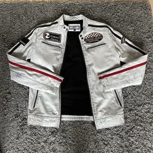 Läderjacka - Jag kan stå för frakten. Köpte den i Italien men den har aldrig kommit till användning, jackan är av italienskt äkta läder. DMa om ni har några mer frågor eller vill se mer bilder!