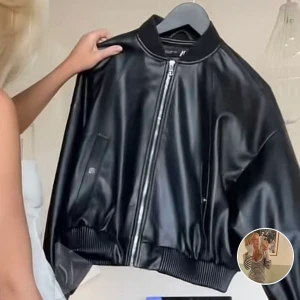 Zara jacka  - Snygg Skinnjacka från zara som är fin nu till hösten, köpt förra året för 559kr, använd ett antal gånger 