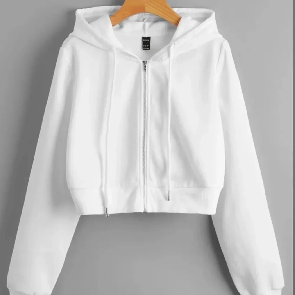 Säljer denna hoodie med dragkedja ifrån shein. Aldrig använd❤️köparen står för frakten . Hoodies.