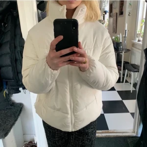 Pufferjacka - Säljer denna perfekta pufferjackan från new look, köpt på asos. Köpte förra vintern men aldrig kommit till användning tyvärr, så helt ny.  