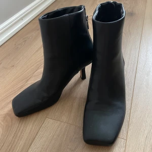 Klackskor från Gina - Populära klackboots från Ginatricot, som är helt slutsålda. Oanvända pågrund av att dem är för stora för mig