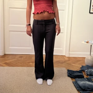 Kostymbyxor!  - Snygga lågmidjade kostymbyxor!! Min kompis på bilden är 166cm❤️