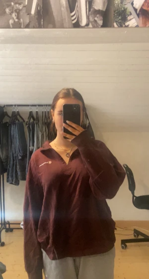 Sweatshirt  - Superfin men inte använt den på länge så säljer den nu✨inte super tjock så bra nu till våren 💕