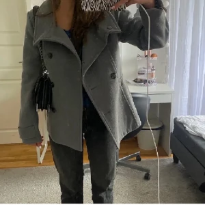 Grå kappa  - Snygg kappa från hm knappt aldrig använd 