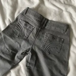 Jag säljer mina orsay jeans som jag köpt secondhand eftersom dem e lite lite för små! Ca stl 26/27 längd 30, lågmidjade och straight leg.