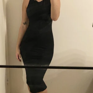 Klänning - Svart ribbad midiklänning från Zara i storlek S. Föreslå pris över 50 kr.