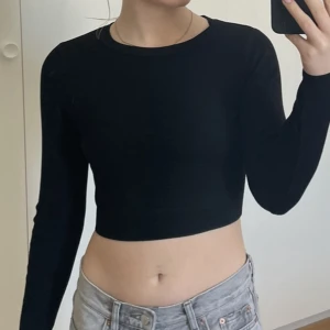 Långärmad topp - Svart långärmad croppad topp från zara i storlek xs