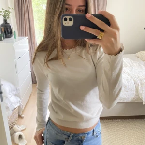 Fin Stickad vit tröja - Supergullig vit stickad tröja med din hals och handleder. 