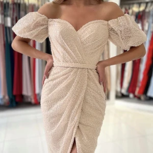 Bal klänning - Bra skick klänning använd bara 1 gång kommer inte använd mer så säljer den. 