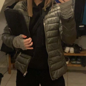 Grön dunjacka - Sjuktsnygg dunjacka från Mango! Lyfter upp alla outfits och passar så bra till allt! Dragkedjan på ena fickan är trasig men ingen som stört mig.