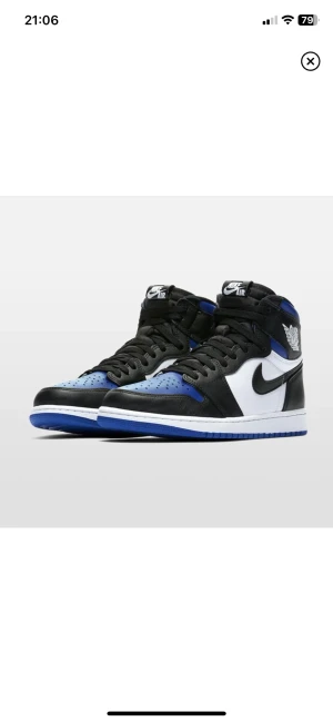 Air jordan 1 high från hypestein - Säljer dessa air jordan 1s high i färgen royal toe. De är köpt på hypestein och säljs nu för cirka 5000 nyskick. De är välanvända men kan rengöras och bli i bra skick, men därav priset. Storlek 43. Box och andra snören ingår 
