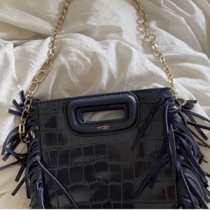 Maje väska - Säljer min marinblåa maje väska då den inte kommer till användning, båda banden kommer samt äkthetsbevis💕💕BYTER INTE❤️