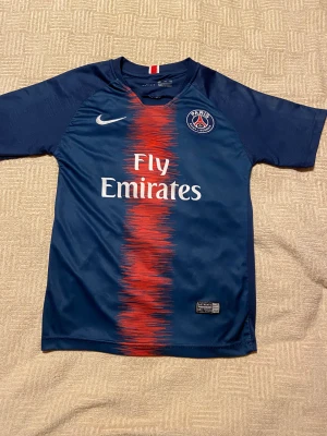 PSG tröja - Mbappé nummer 7  Gjord i Kambodja  