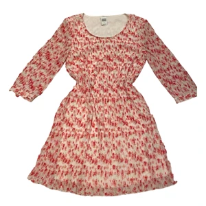 Supersöt sommarklänning🍒🍓🍎 - Plisserad klänning🌸🌷Kan skicka fler bilder privat! Knappt använd.