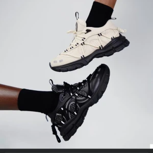 Axel Arigato - Axel Arigato marathon rinner. Säljer de ljusa med svart sula.  I fint skick. Ord pris. 2800. Skriv för fler bilder! Låda medkommer.